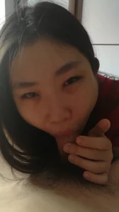 骚货被我调教的舔蛋吃鸡样样精，口活一流