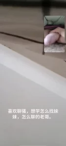 网调 聊骚 真实 骚妹妹在摄像头面前骚弄各种姿势，怒射